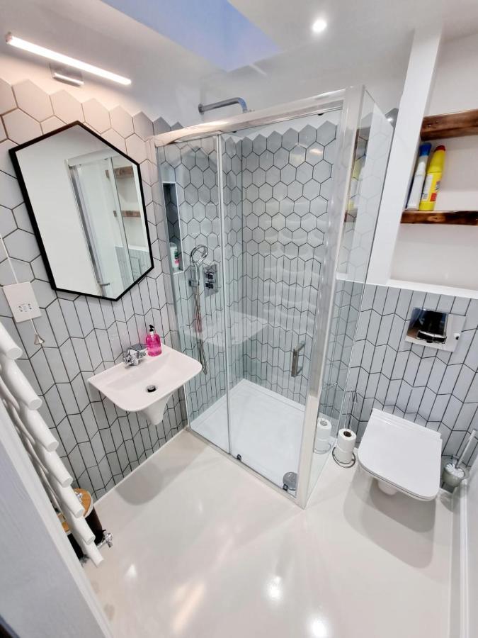 Stylish London Apartment With Terrace & Parking Экстерьер фото